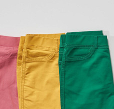 Jak nosić kolorowe spodnie? 5 propozycji