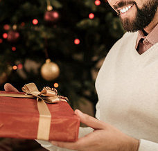 Koszula świąteczna męska i pulower – jak ubrać się na Wigilię?