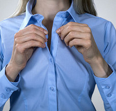 Spodnie cargo i błękitna koszula – styl na co dzień i do biura