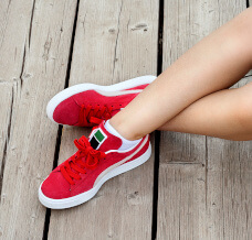 Czerwone sneakersy z jeansami - Czy wciąż są modne i kiedy je nosić?