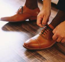 Brązowe buty do czarnych spodni – jak nie popełnić faux pas?