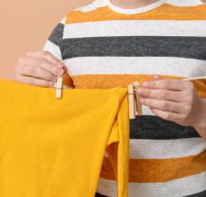 Jak rozciągnąć sweter, który skurczył się w praniu? 5 sposobów