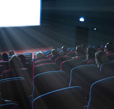 Stylizacja do kina – jak się ubrać do kina i na co zwrócić uwagę?