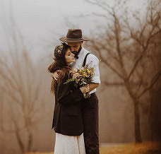 Jak nosić styl rustykalny? Wesele i ślub w lesie – stylizacje