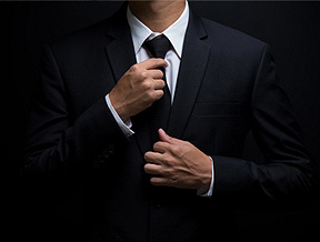 Jak zawiązać krawat? Dwa najpopularniejsze węzły krok po kroku