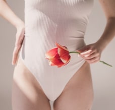 Bielizna wyszczuplająca brzuch pod sukienkę na sylwestra – jak ją dobrać do stylizacji?