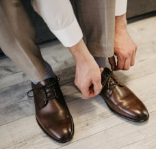 Brązowe buty: jaki pasek włożyć? Stylista radzi