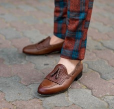 Jak nosić buty bez skarpet, by wyglądać stylowo?