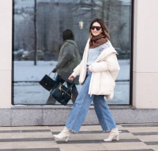 Jak nosić jeansy zimą? Stylista radzi