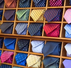 Krawat na prezent – najpopularniejszy upominek dla mężczyzny. Kiedy i komu można go wręczyć?