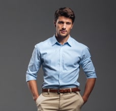Męska niebieska koszula – stylizacje z podstawą męskiej garderoby