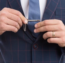 Spinka do krawata – jak nosić to eleganckie akcesorium?