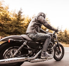 Strój motocyklisty – czego nie może zabraknąć w garderobie fana prędkości?