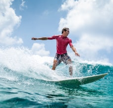 Odnajdź inspirację i zadbaj o sylwetkę, uprawiając latem surfing