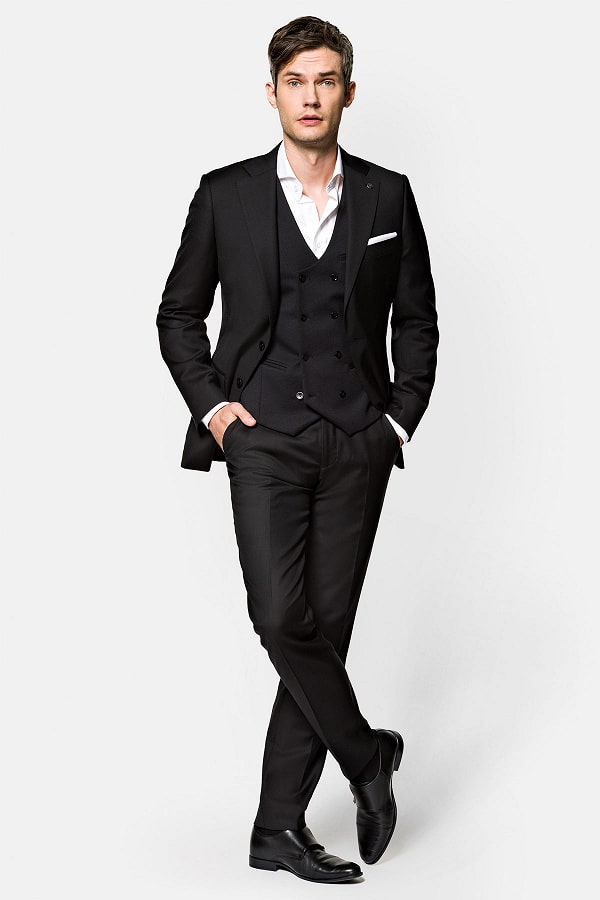 Chris Hemsworth_czarny garnitur